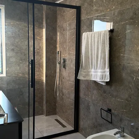 Apartment Luxury With A Swimming Pool Tirana